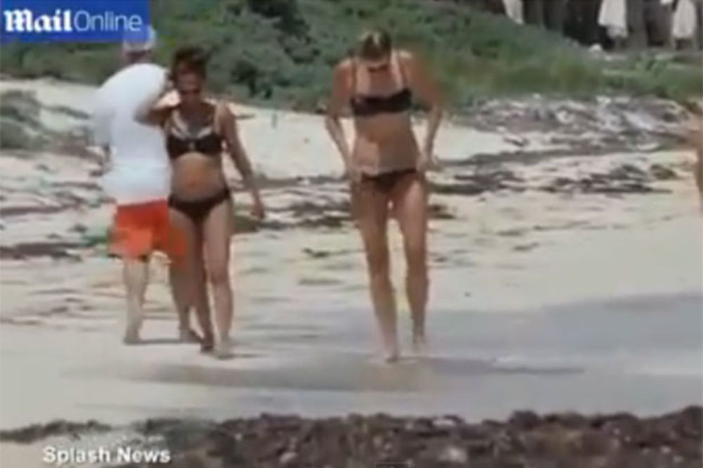 (VIDEO) GOLIŠAVA ŠARAPOVA: Tesne gaćice namučile teniserku na plaži!