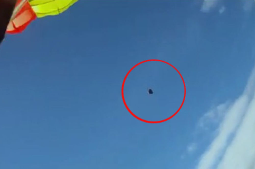 (VIDEO) NIJE MONTAŽA: Pogledajte kako je meteorit za dlaku promašio padobranca!