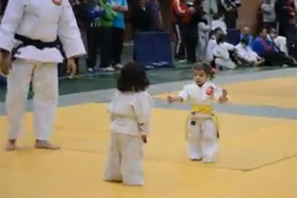 PRESLATKO: Pogledajte kako izgleda džudo borba dve male devojčice
