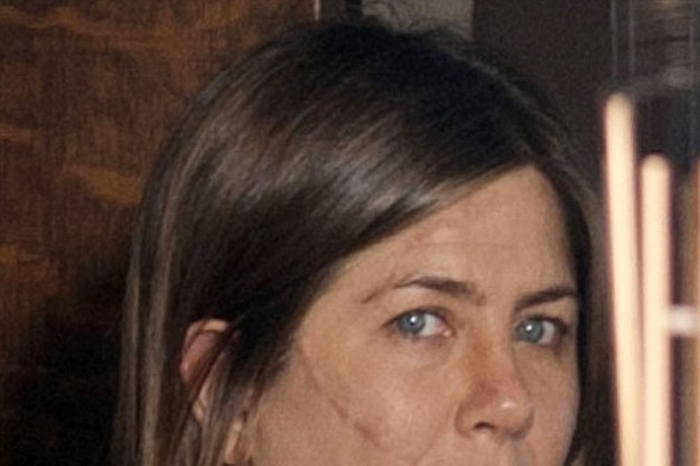 U PANICI ZBOG STARENJA: Šer i Dženifer Aniston nezadovoljne svojim izgledom