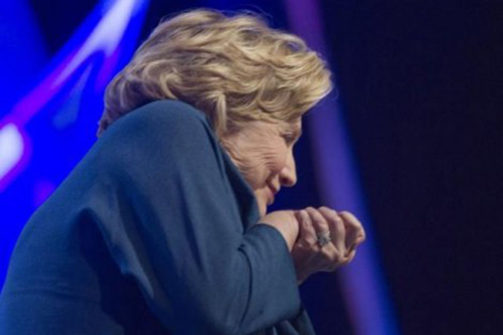 (VIDEO) Bačena cipela na Hilari Klinton!