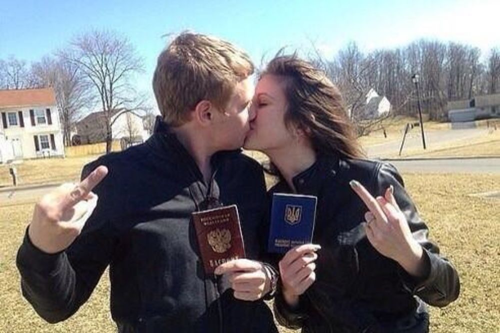 (FOTO) ZAPALILI INTERNET: Rusko-ukrajinski ljubavni par pokazao srednji prst Putinu!