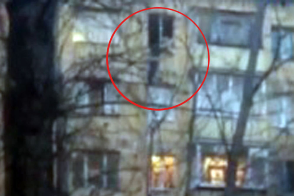 (VIDEO +18) STRAVIČAN PRIZOR: Čovek pao sa 5. sprata u Moskvi!