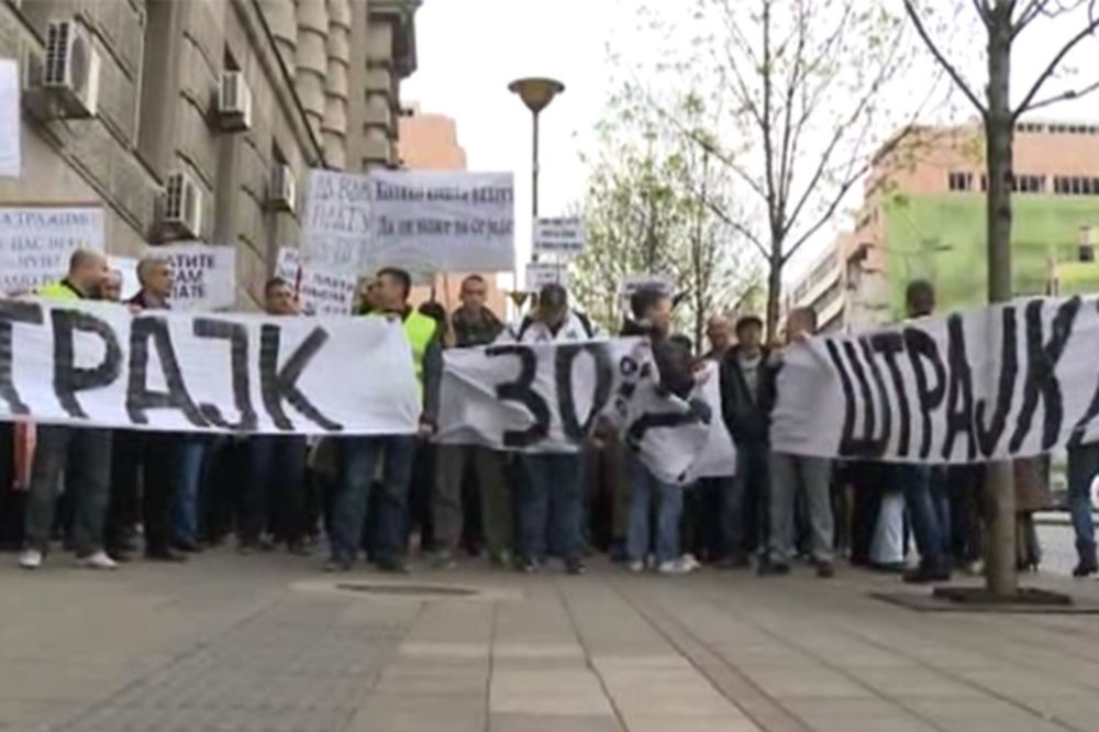 Zaposleni PIO fonda protestovali ispred Vlade Srbije!
