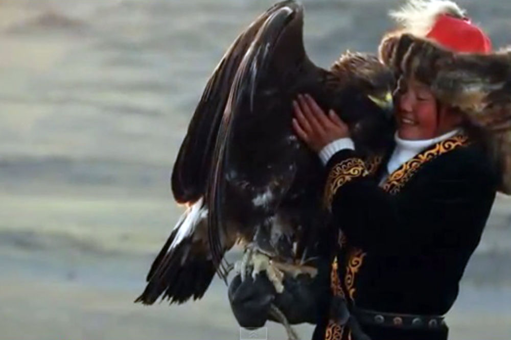 NJENA PRIČA JE ZADIVILA SVET: Ašol-Pan (13) prva devojčica koja je ukrotila orla! Sada love zajedno