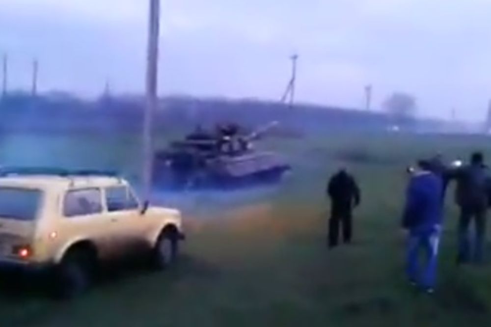 LUDI RUSI: Ladom jurili ukrajinski tenk!