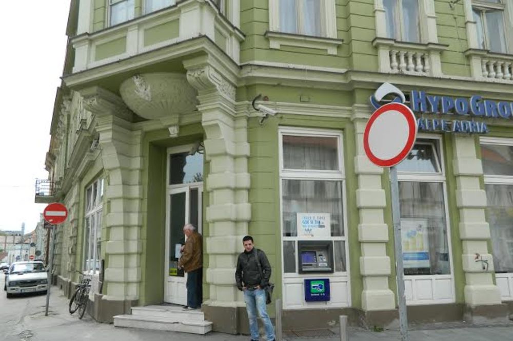 PAO POLICIJI U RUKE ISPRED STANA: Uhapšen pljačkaš banke u Zrenjaninu!