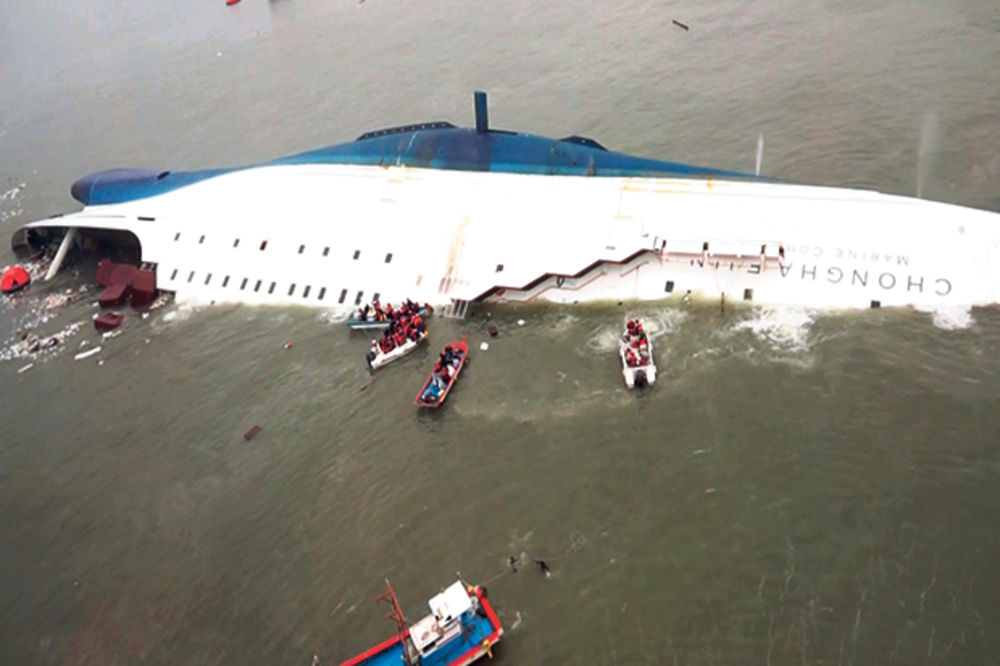 SMRT U MORU: U brodolomu nestalo više od 200 dece