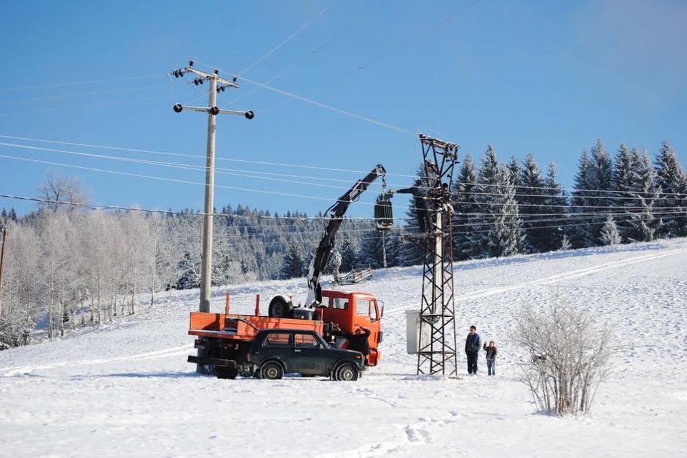 POPADALI DALEKOVODI: Pola metra snega kod Nove Varoši, zlatiborska sela bez struje