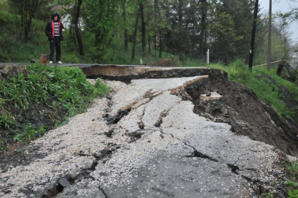 VOZAČI, OPREZ: Deo puteva neprohodan zbog poplava