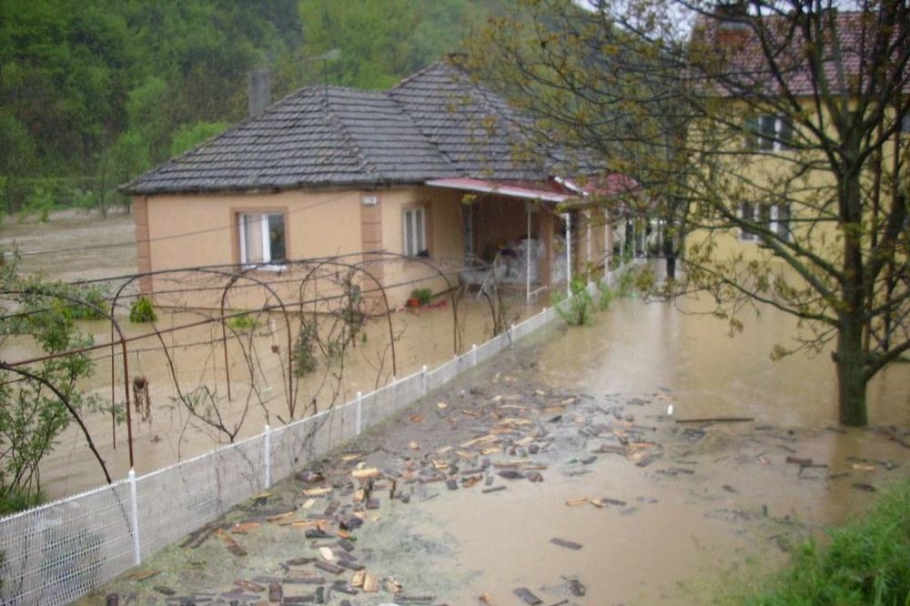RUSI STIGLI: Baćuške spasavaju Kuršumliju od poplava!