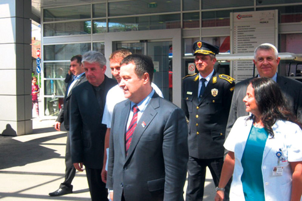 Dačić posetio ranjenog policajca