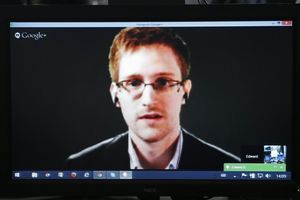 BIVŠI DIREKTOR NSA: Ruski obaveštajci manipulišu Snoudenom!