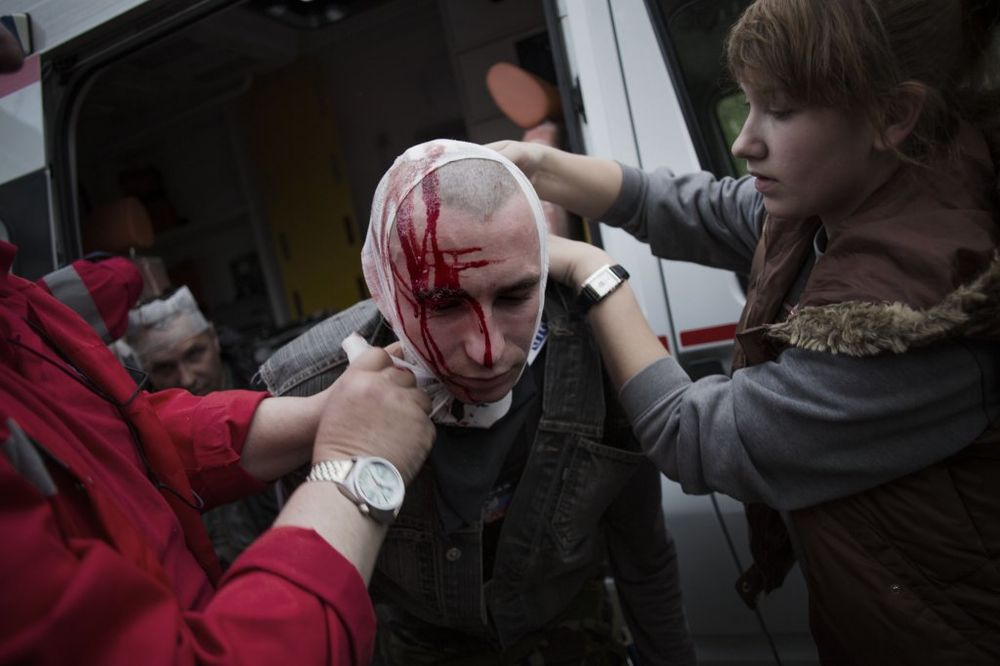 (FOTO) TUČE, DIMNE BOMBE, PALICE: Pogledajte krvave sukobe na ulicama Donjecka!