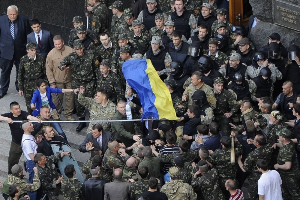SVI PREBACUJU VRUĆ KROMPIR: Čija je vojna vežba u centru Kijeva?