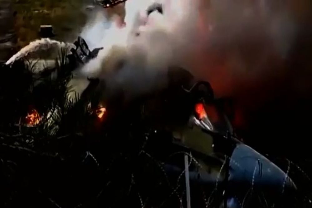 (VIDEO) GOMILA UŽARENOG METALA: Oboreni ukrajinski helikopter u plamenu!