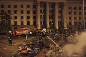 ŠOKANTAN SNIMAK: Zarobljeni ljudi iskakali iz zapaljene zgrade u Odesi!