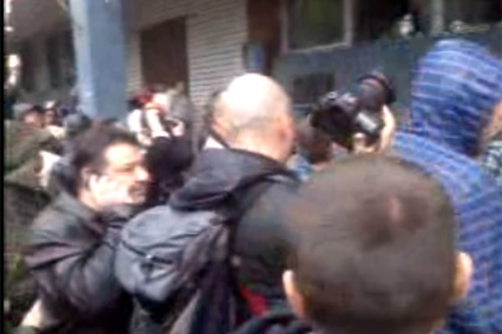(VIDEO) Ljuti građani opkolili stanicu milicije u Odesi i izvukli uhapšene sugrađane!