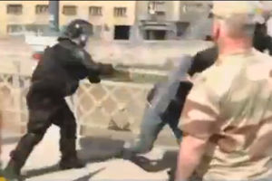 PENDREKOM NA NAROD: Policija brutalno tukla demonstrante u Sarajevu!