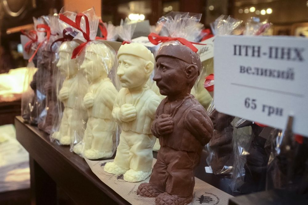 (FOTO) U Ukrajini prodaju čokoladne figurice Putina kao zatvorenika!