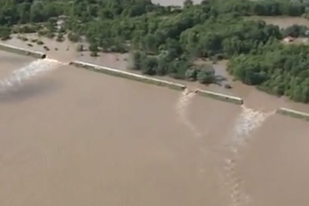UGROŽENO 10.000 LJUDI (VIDEO): Pogledajte kako na 4 mesta puca brana na Savi kod Bijeljine!