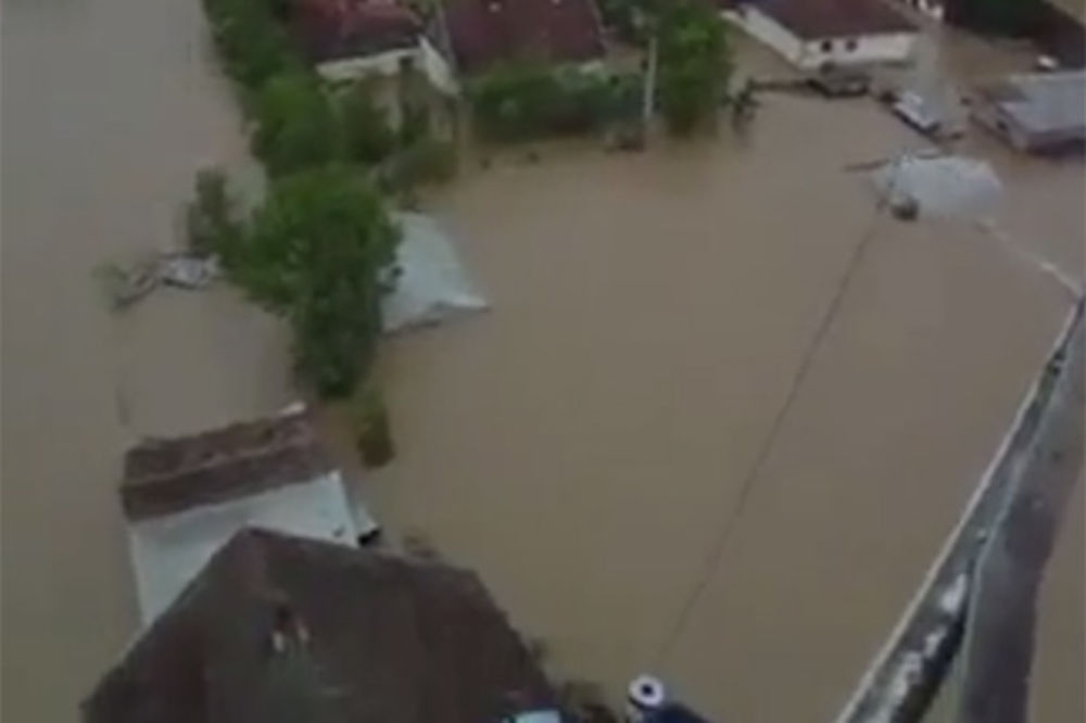 (VIDEO) BOSANSKI ŠAMAC POD VODOM: Ovo je katastrofa, grad je bukvalno uništen!