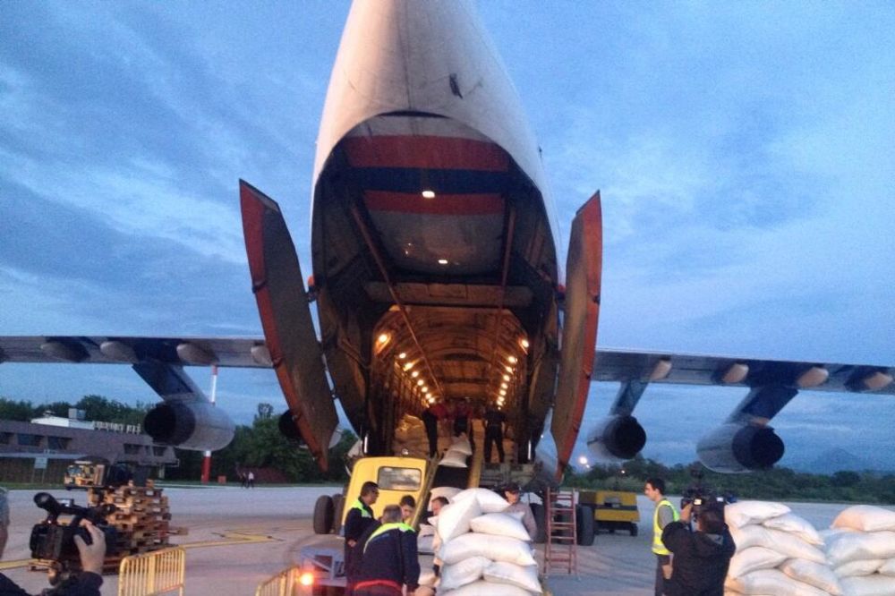 HVALA RUSIJI: Ruski avion sleteo u Niš i doneo 34 tona hrane!