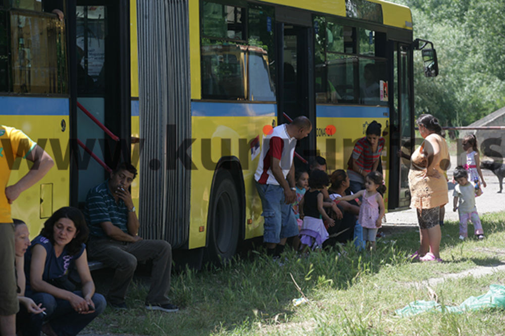 VIDEO Pogledajte reakciju Obrenovčana koji su iz hotela Slavija prebačeni u barake u Krnjači!
