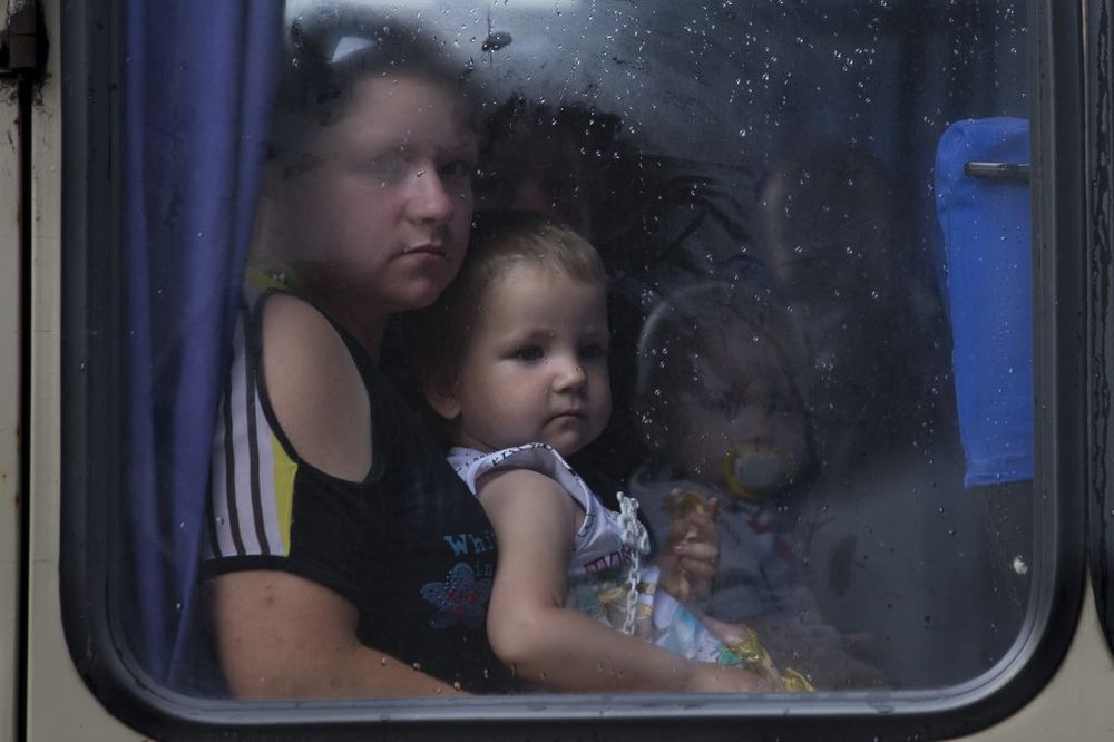 (VIDEO) STRAŠNO: Deca izbegla iz Slavjanska morala peške da idu do ruske granice!