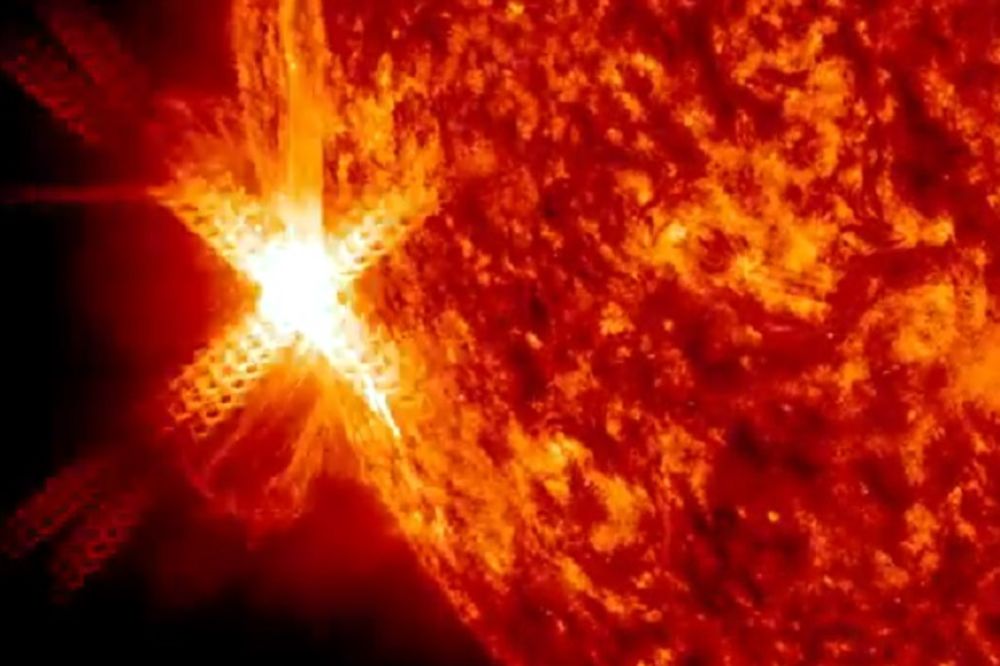 NASA OBJAVILA ALARMANTNE SNIMKE: 3 snažne eksplozije na Suncu oslobodile veliku količinu radijacije!