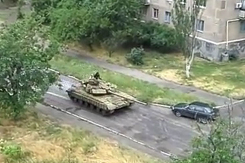 (VIDEO) INTERVENCIJA: Ruski tenkovi ušli u Ukrajinu?!