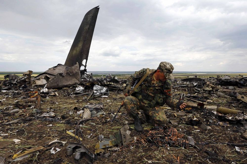 (FOTO GALERIJA) OVO JE OBORENI ILJUŠIN: Od ukrajinskog vojnog aviona nije ostalo ništa