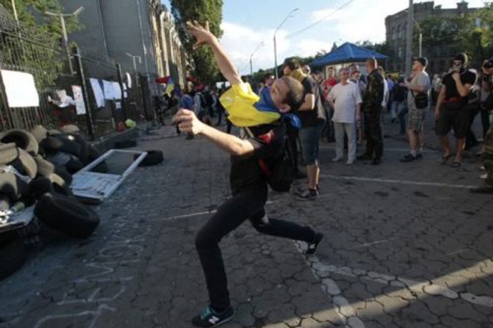 Na rusku ambasadu u Kijevu bačen molotovljev koktel