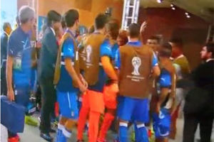 (VIDEO) FRUSTRIRANI AZURI: Italijani u tunelu nasrnuli na igrače Kostarike