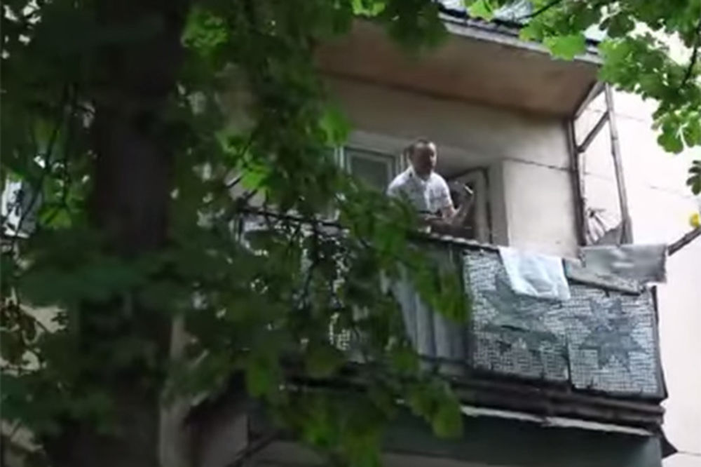 (VIDEO) ODESA: Viknuo SLAVA UKRAJINI, pa bacio baku kroz prozor 3. sprata!