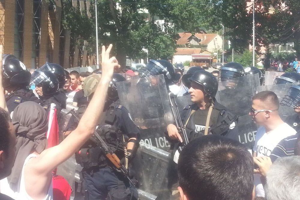 (FOTO) HAOS NA ULICAMA MITROVICE: Pogledajte sukobe Albanaca sa pripadnicima snaga Kfora i policije!