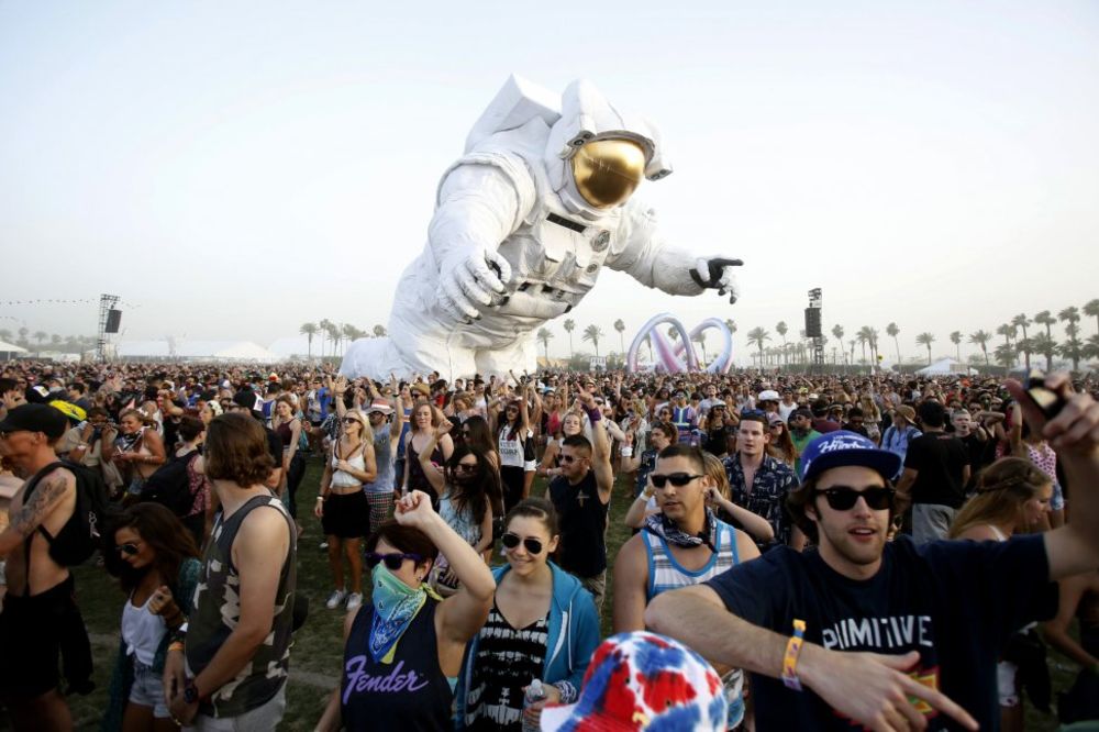 ČUDO OD INSTALACIJE: Astronaut lebdi nad publikom na najpopularnijem festivalu na svetu