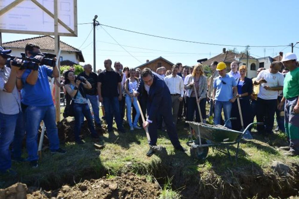 Vučić u Obrenovcu: Svaki čovek koji je ostao bez kuće, dobiće kuću