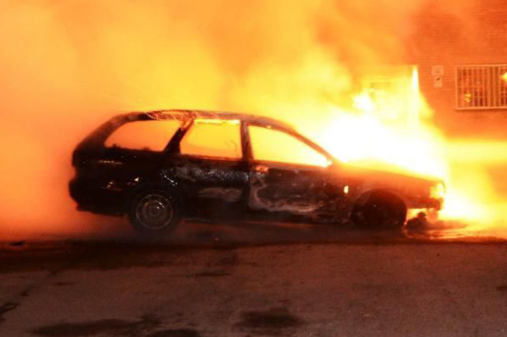 BEOGRAD: Izgoreo automobil u centru grada