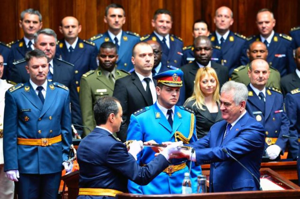 Nikolić uručio sablje najboljim oficirima