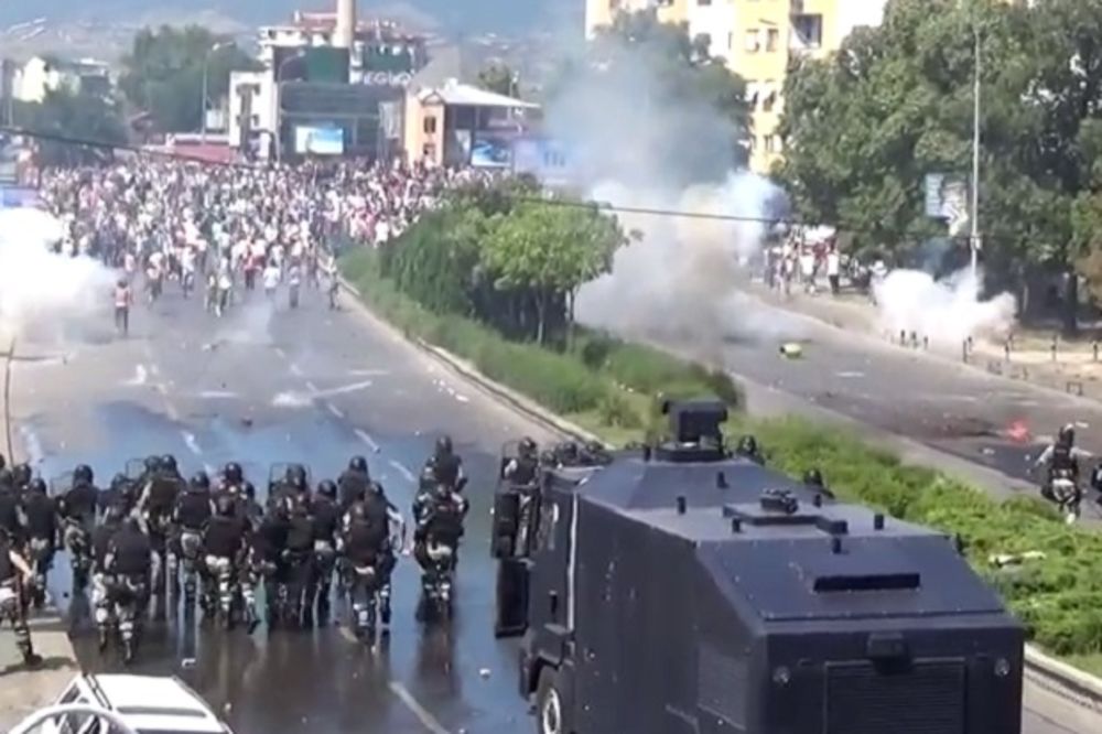 (VIDEO) VELIKI NEREDI U SKOPLJU: Albanci rušili grad i napali policiju zbog presude ubicama dece!