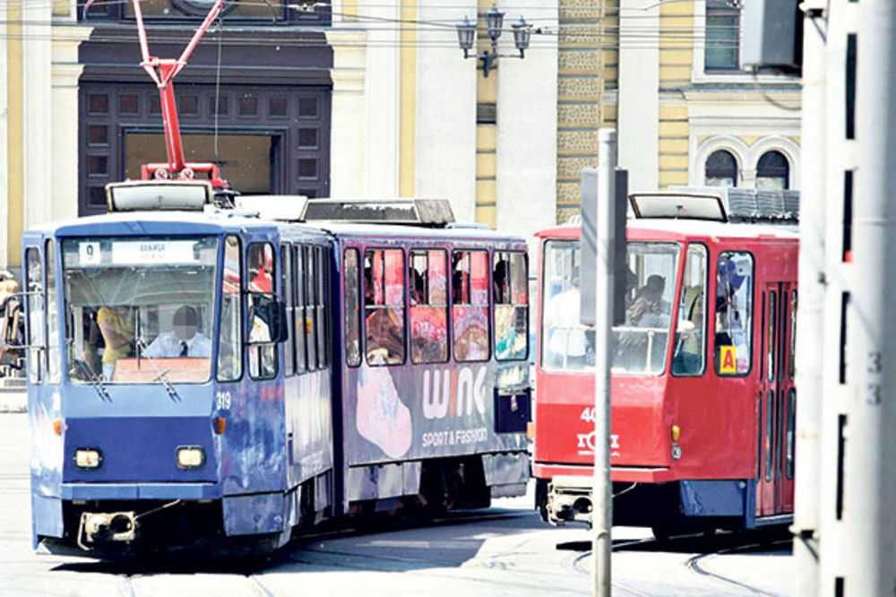 VANDALI: Pijani i polugoli tukli se u tramvaju