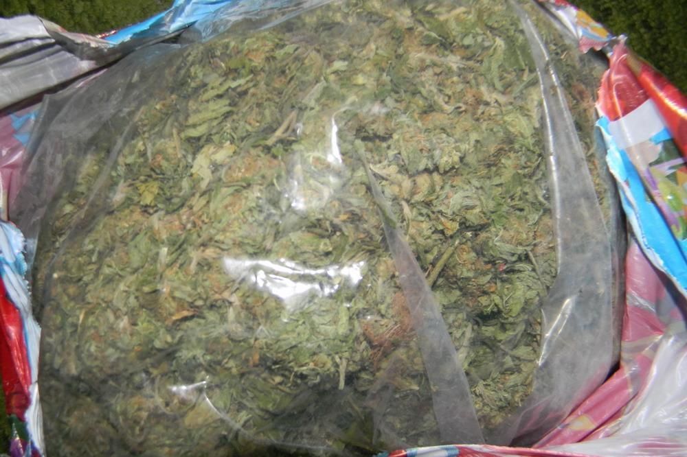 MERDARE: 3,3 kilograma marihuane krio u kutiji od patika