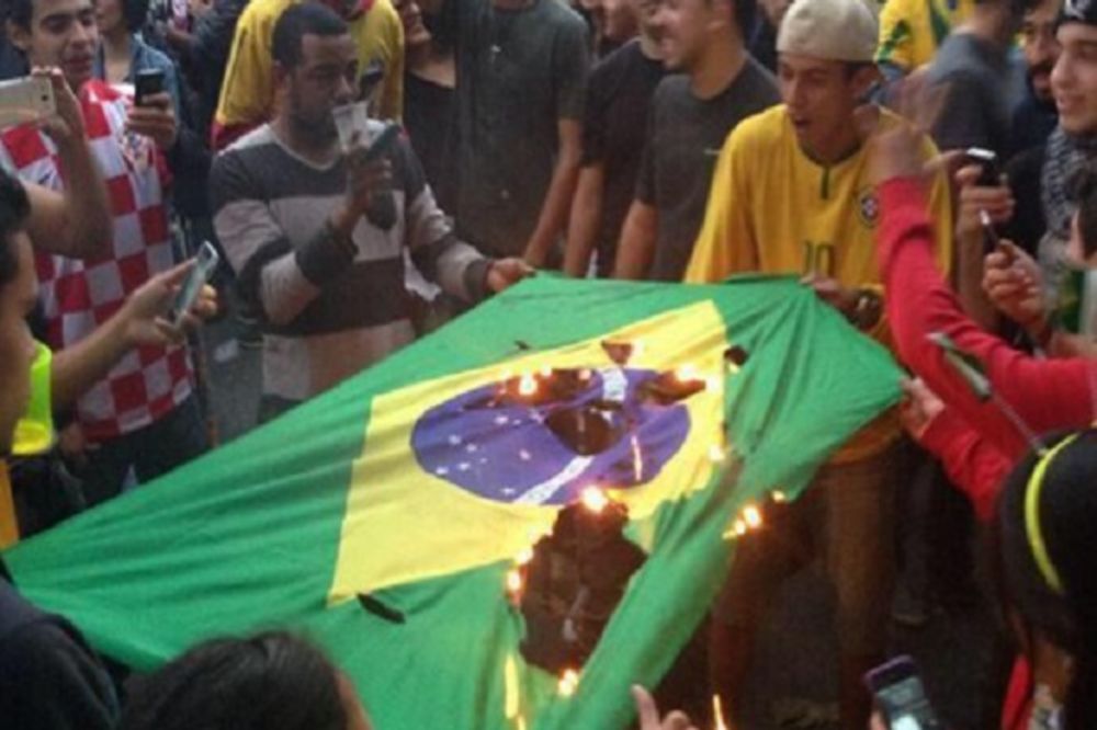 NAVIJAČI BESNI: Brazilci pale nacionalne zastave posle tragičnog poraza od Nemačke