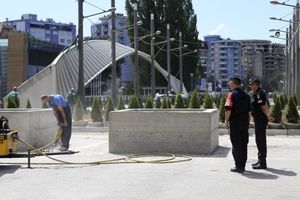 JOŠ JEDAN NAPAD: Kamenicama na bivšu zgradu opštine Kosovska Mitrovica