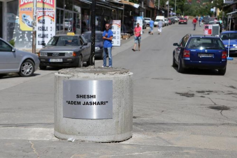 KOSOVSKA MITROVICA: Osvanula tabla sa natpisom trg Adema Jašarija