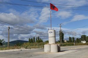 KOSOVSKA MITROVICA: Albanci postavili tablu sa napisom Trg OVK