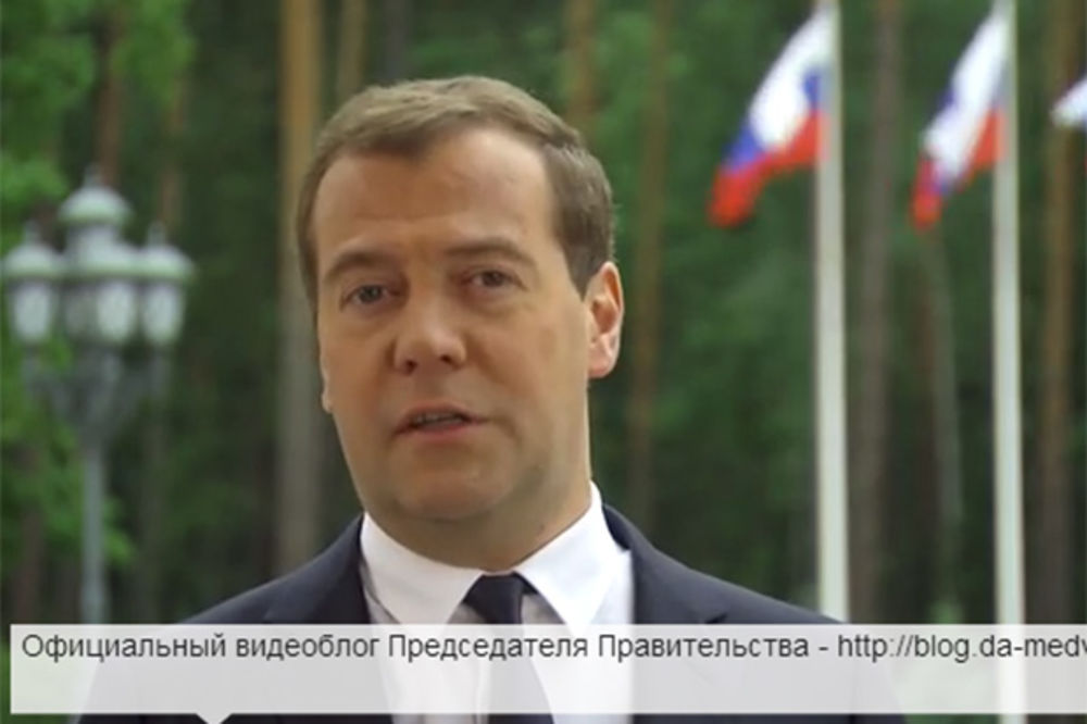 (VIDEO) ZALJUBLJEN U INTERNET: Dmitrij Medvedev najavio svoj video-blog svakog petka!