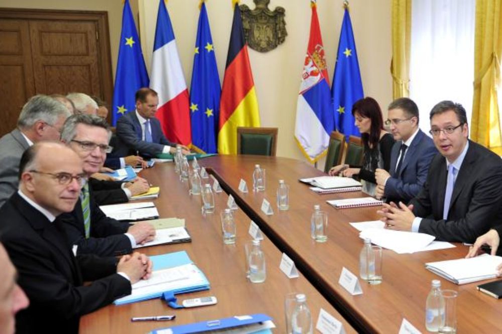 Vučić: U našim kabinetima se ne lupa rukama o sto