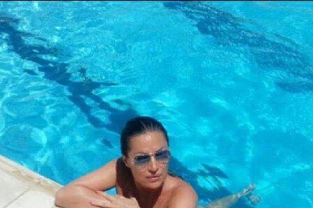 ZANOSNA CECA: U seksi bikiniju se opušta u svom bazenu na Kipru!
